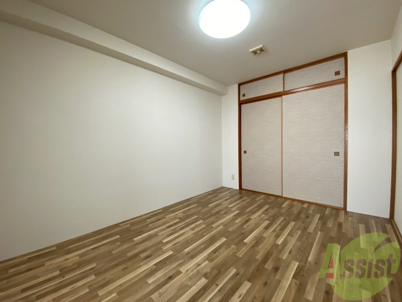 その他部屋・スペース　寝室はこちらです。光が差し込む、温かみのあるお部屋です。