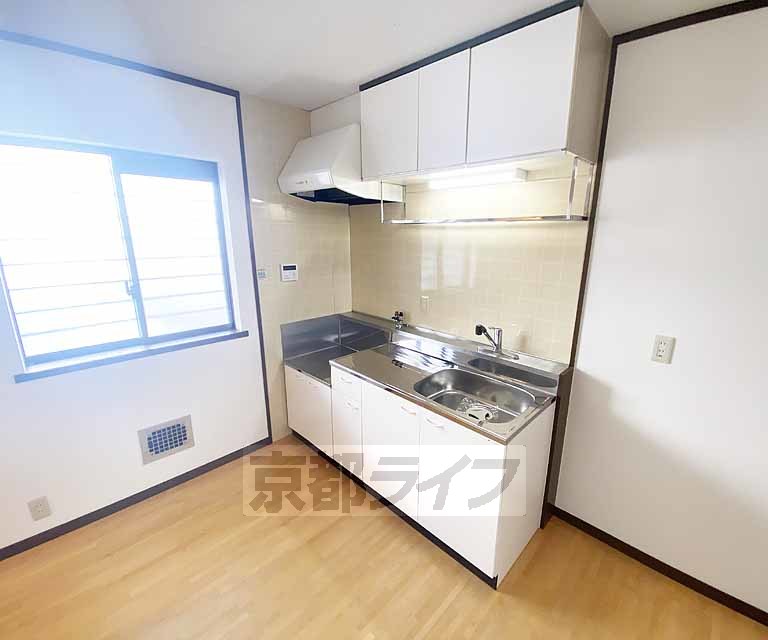 キッチン　収納スペース複数あり