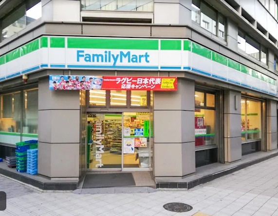 コンビニ　ファミリーマート新日本橋駅前店（コンビニ）まで225m