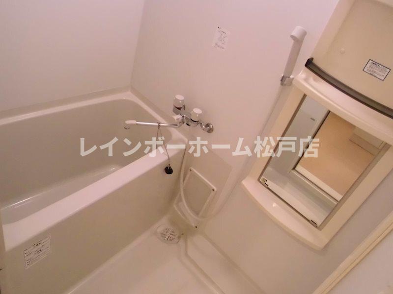 バス・シャワールーム　落ち着いた空間のお風呂です