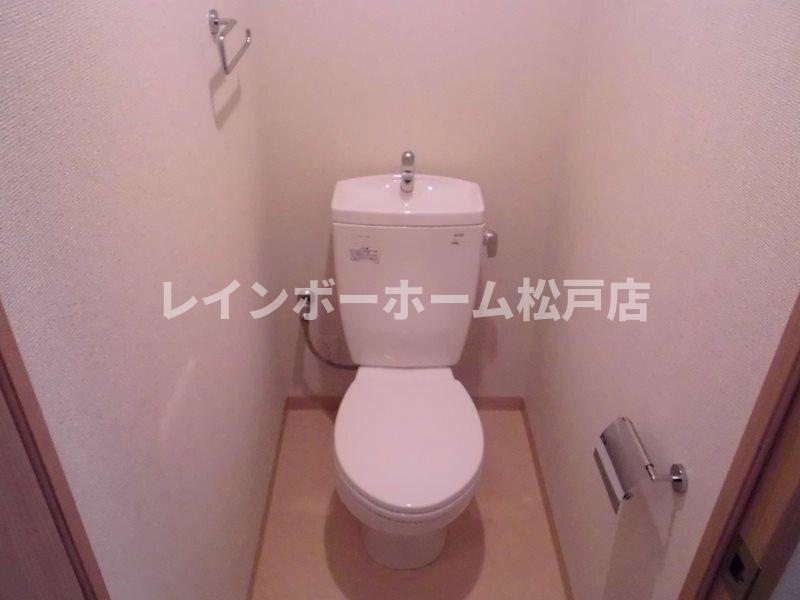 トイレ　落ち着いた色調のトイレです