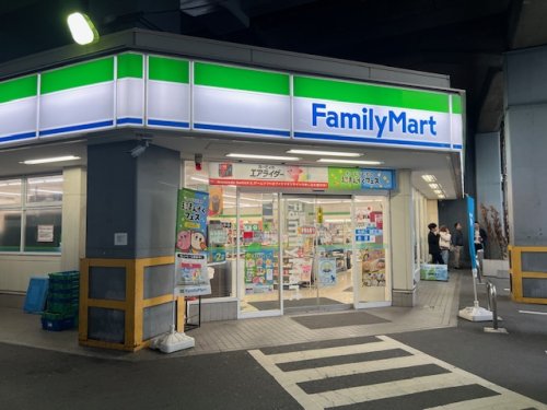 コンビニ　ファミリーマート新横浜駅西店（コンビニ）まで136m