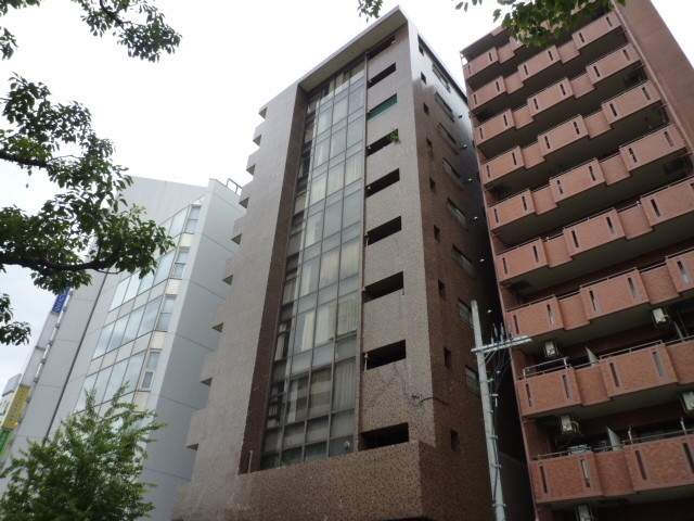 建物外観　シャープなデザインが印象的な洗練の住まい