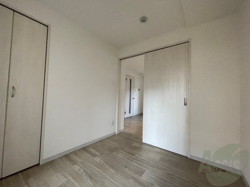 その他部屋・スペース　寝室はこちらです。光が差し込む、温かみのあるお部屋です。
