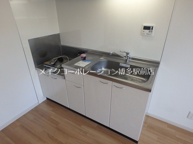 キッチン　同物件、別部屋の写真です。