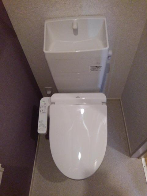 トイレ　嬉しい温水洗浄便座付きです♪