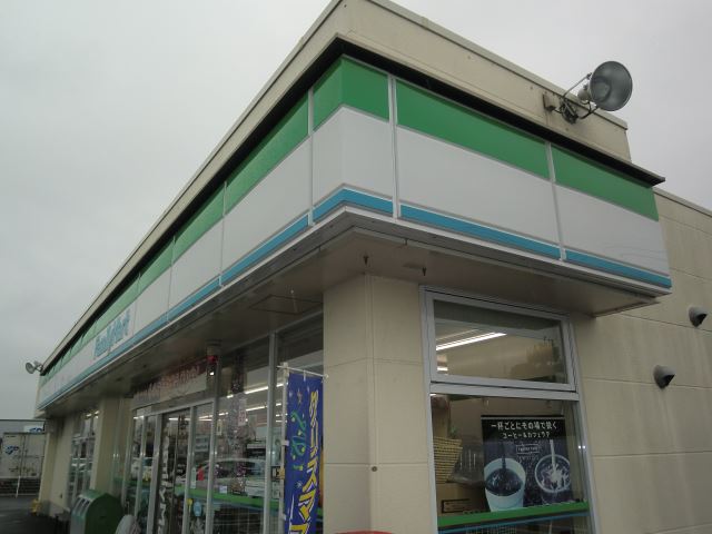 コンビニ　ファミリーマート（コンビニ）まで690m