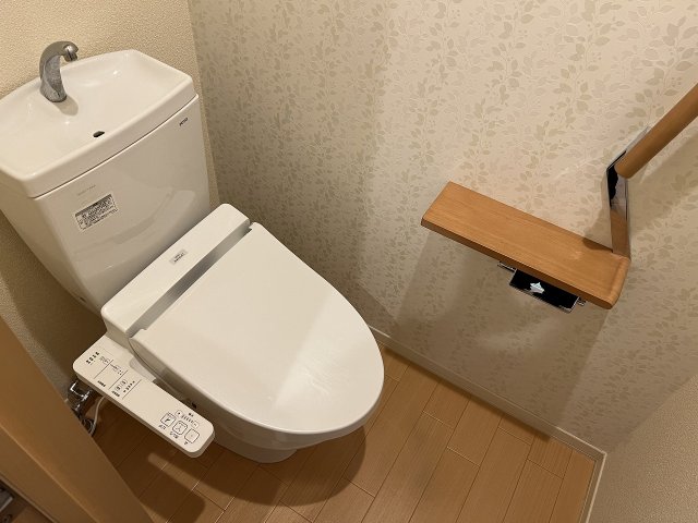 トイレ　温水洗浄便座付きのトイレです♪