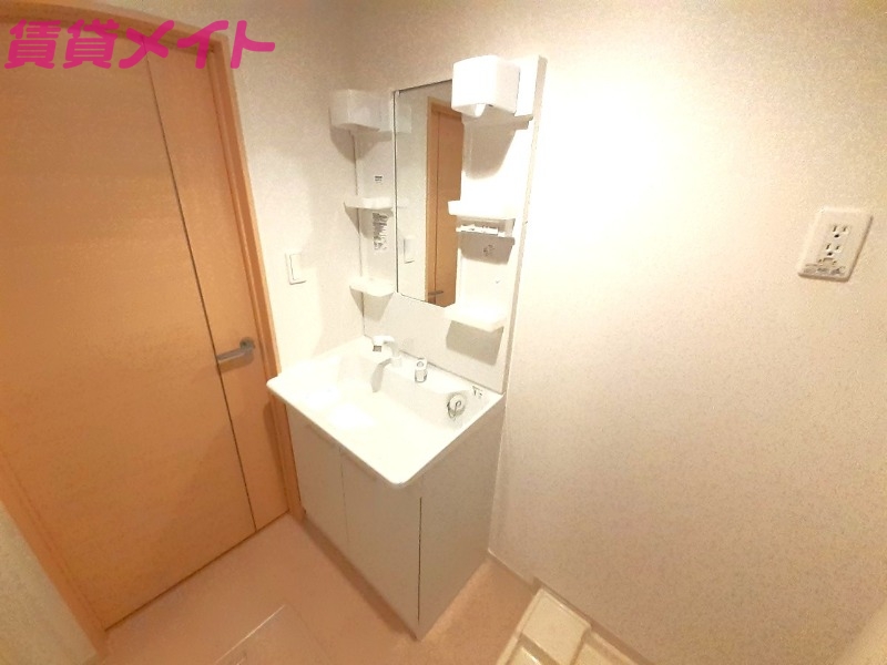 洗面設備　同型参考写真です