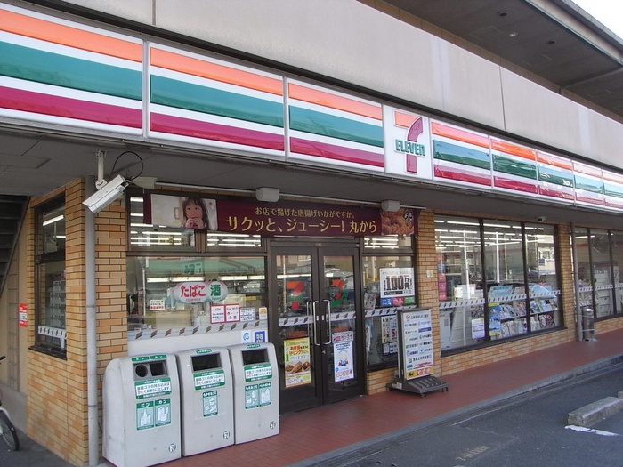 コンビニ　セブンイレブン（コンビニ）まで990m
