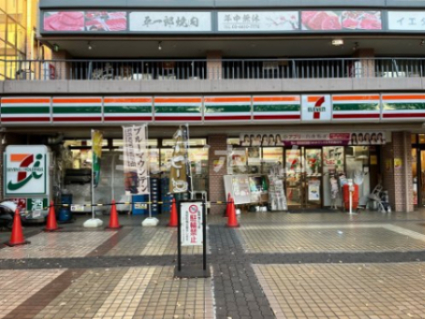 コンビニ　セブンイレブン品川西大井駅前店（コンビニ）まで328m