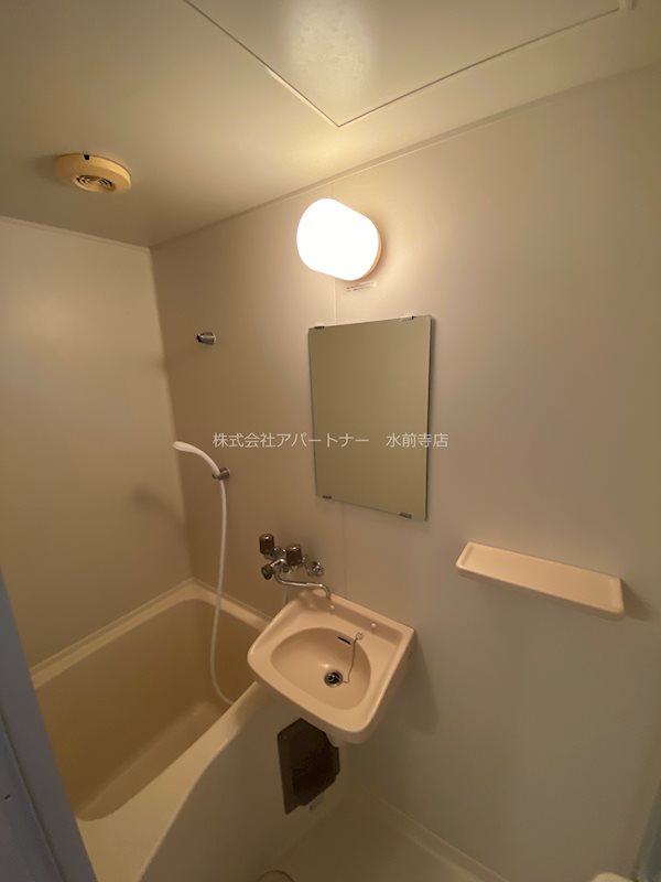 バス・シャワールーム　洗面台付きの浴室です！