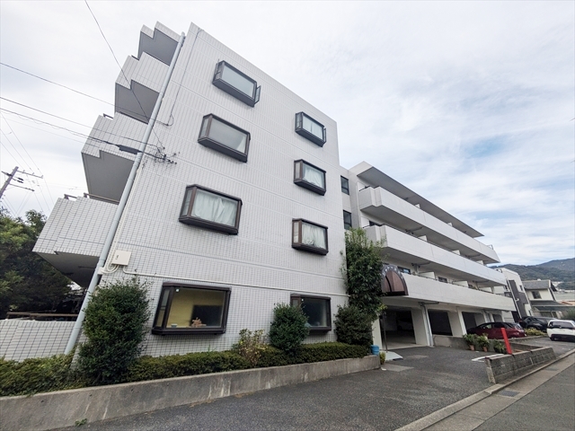 建物外観　エレベーター付きのマンションです