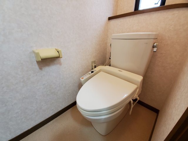 トイレ　温水洗浄便座付きのトイレです♪