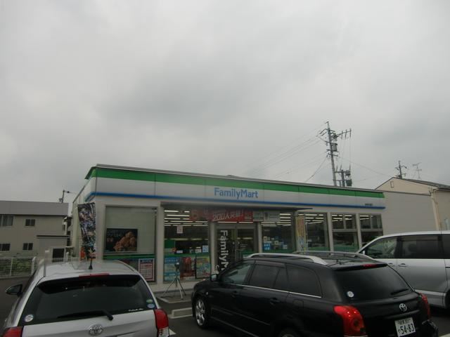 コンビニ　ファミリーマート（コンビニ）まで400m