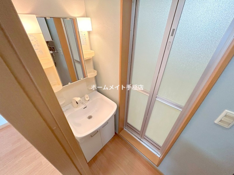 洗面設備　シャワー付きです！