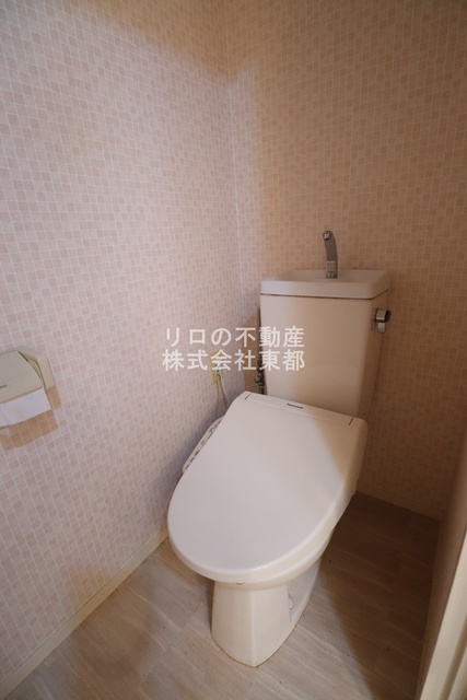 トイレ　※同間取りの別部屋の参考写真　※設備詳細、色など異なる可能性