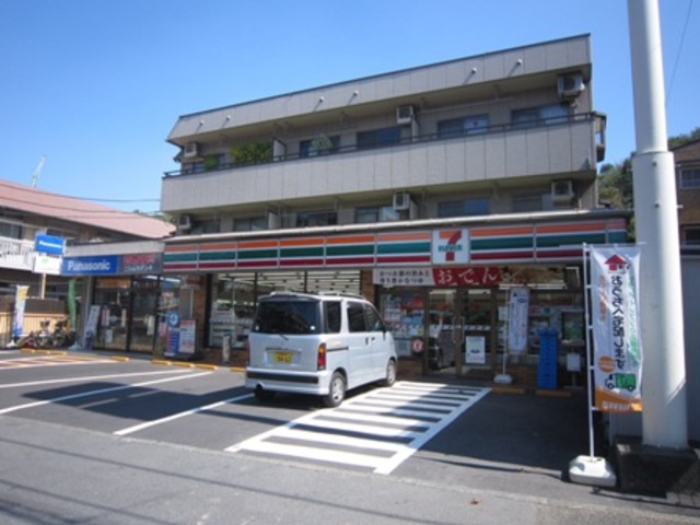 コンビニ　セブンイレブン多摩蓮光寺店（コンビニ）まで416m