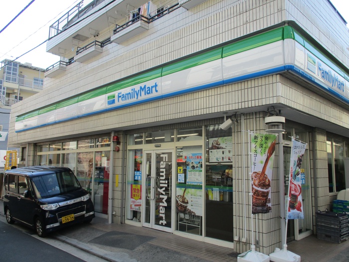 コンビニ　ファミリーマート（コンビニ）まで600m