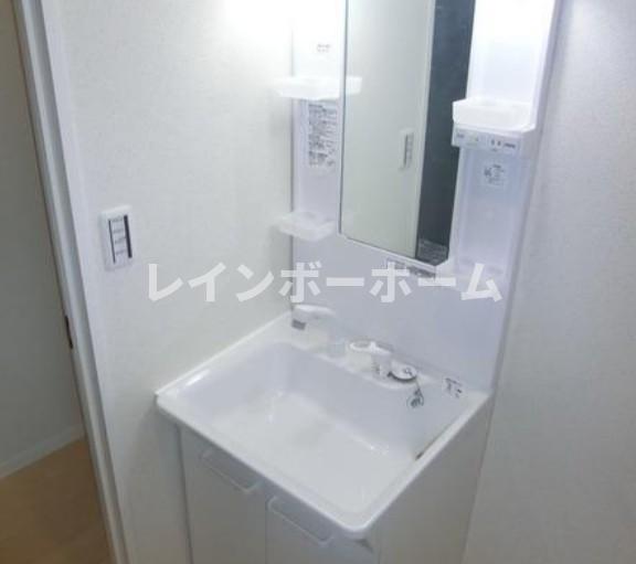 洗面設備　ゆったりとスペースのある洗面所