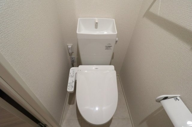 トイレ　もちろん温水洗浄暖房便座です