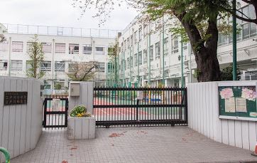 小学校　新宿区立江戸川小学校（小学校）まで431m