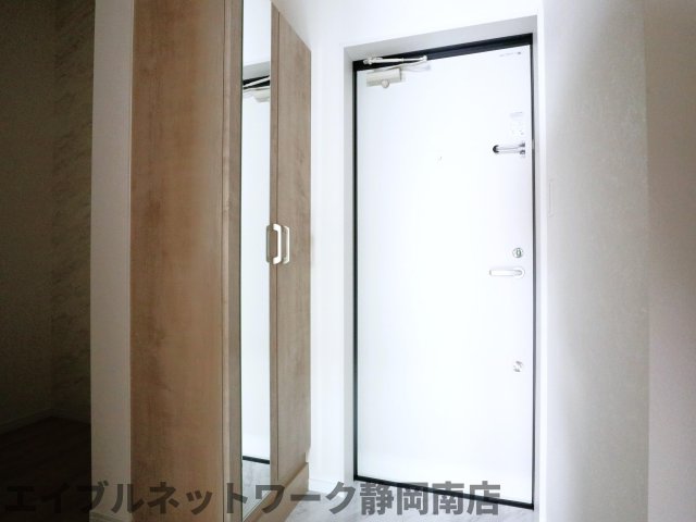 玄関　収納もある玄関です