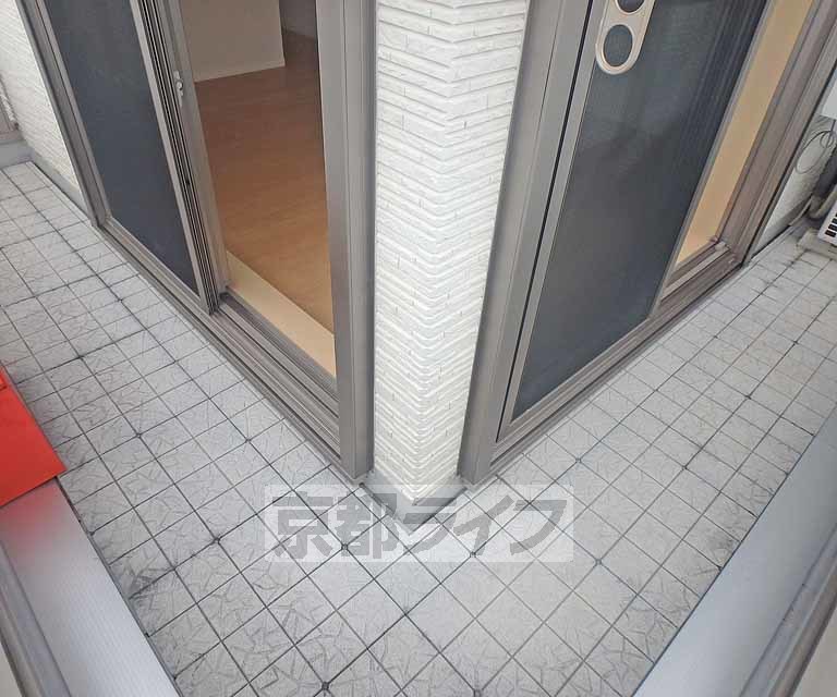 バルコニー　ＬＤＫに面したＬ字の広々バルコニーです。