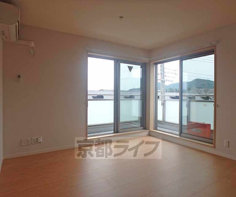 居室・リビング　南西角部屋のお部屋です。ＬＤＫがＬ型バルコニーに面し、...