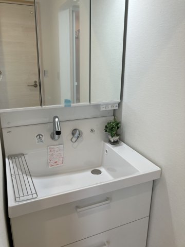 洗面設備　明るい洗面所です