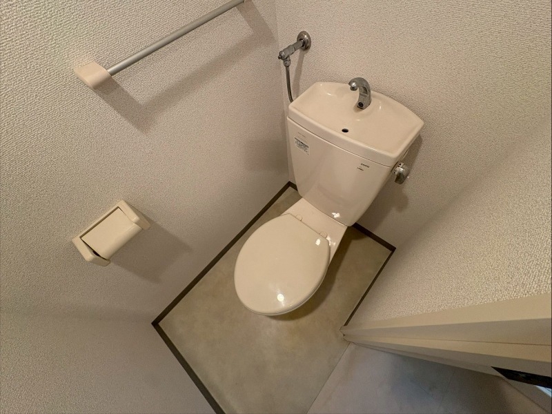 トイレ　こちらはトイレです。清潔感があり、安心して使用できます。