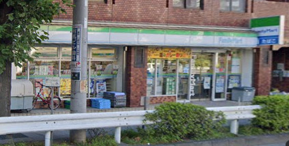 コンビニ　ファミリーマート（コンビニ）まで823m