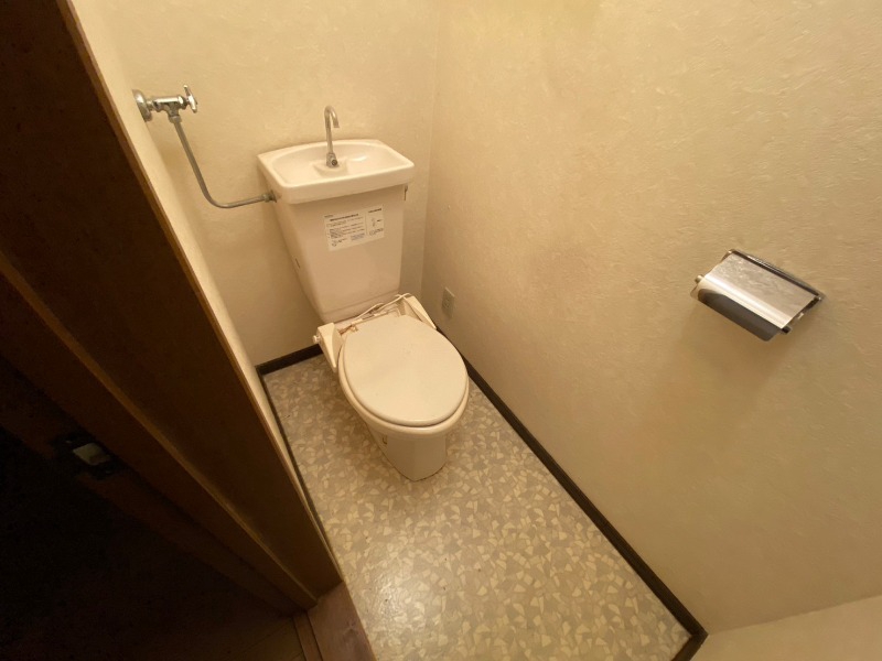 トイレ　こちらはトイレです。清潔感があり、安心して使用できます。