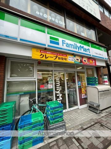コンビニ　ファミリーマート千歳烏山駅東口店（コンビニ）まで99m