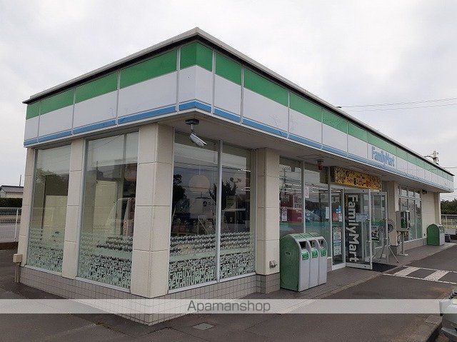 コンビニ　ファミリーマート（コンビニ）まで800m