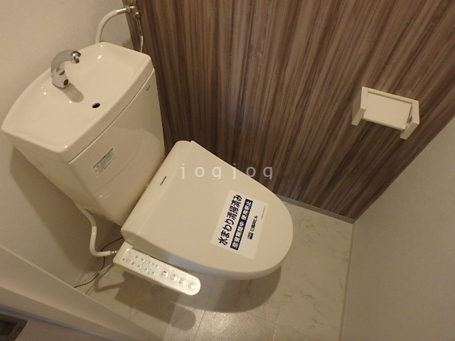 トイレ　嬉しい温水洗浄便座付きのトイレです。