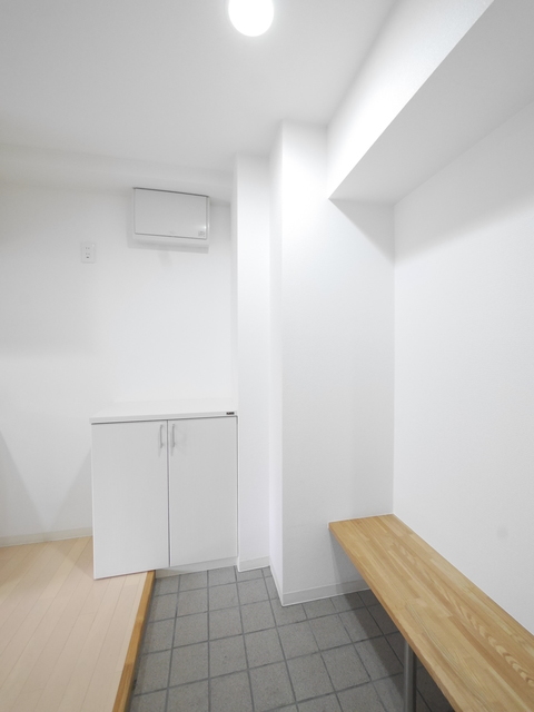 玄関　ベンチは物置としてもご利用いただけます