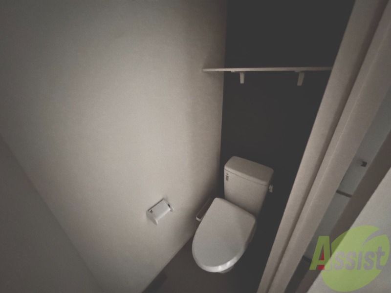 トイレ　こちらはトイレです。ピカピカなトイレで、気持ちも良いですね。