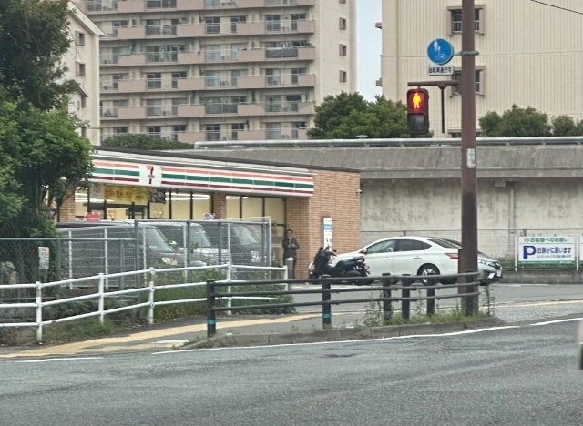 コンビニ　セブンイレブン福岡箱崎７丁目店（コンビニ）まで385m