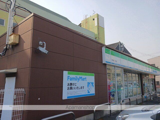 コンビニ　ファミリーマート様（コンビニ）まで700m