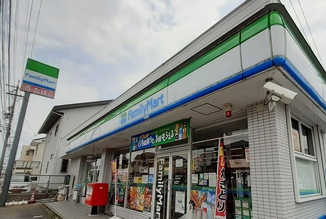 コンビニ　ファミリーマート（コンビニ）まで450m