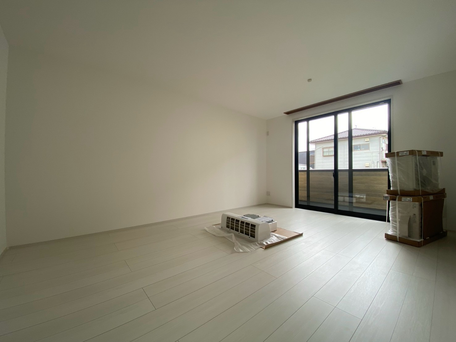 居室・リビング　同タイプの部屋の写真を掲載しております。