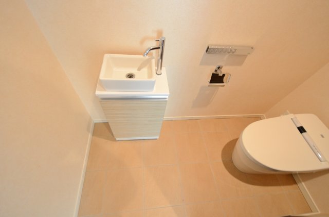トイレ　トイレ内に手洗い用の洗面台あり