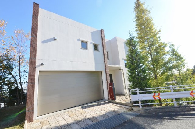 建物外観　防犯カメラ付きでセキュリティ面も安心です。