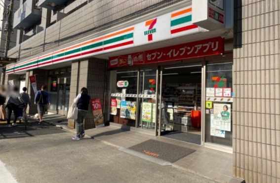 コンビニ　セブンイレブン荒川三ノ輪駅西店（コンビニ）まで121m