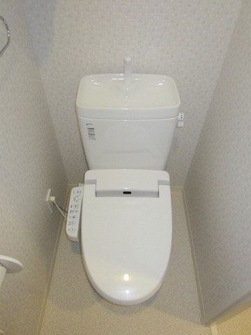 東急東横線 中目黒駅 徒歩10分 4階建 築16年のトイレ写真