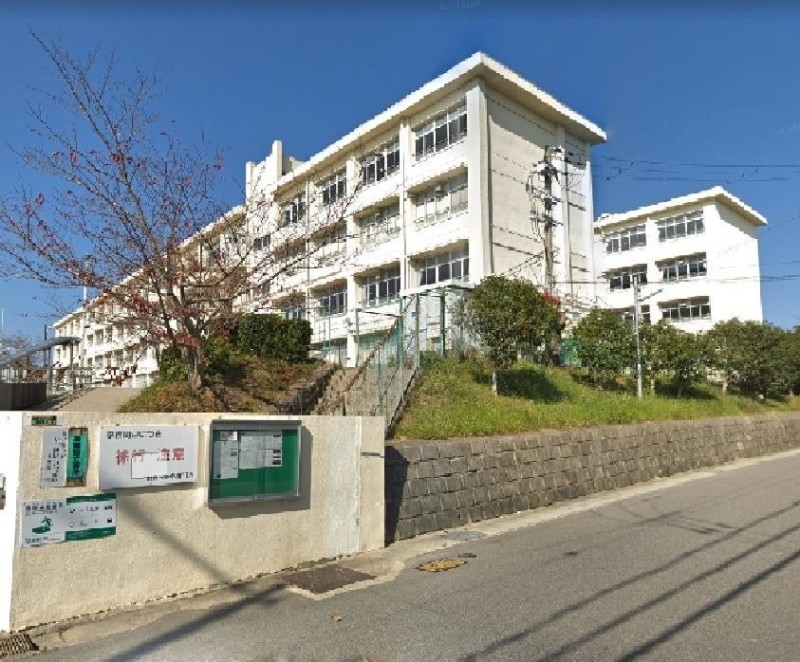 中学校　鈴蘭台中学校（中学校）まで1009m