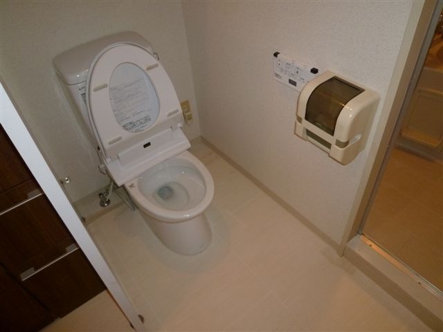 トイレ　明るい色調の室内です