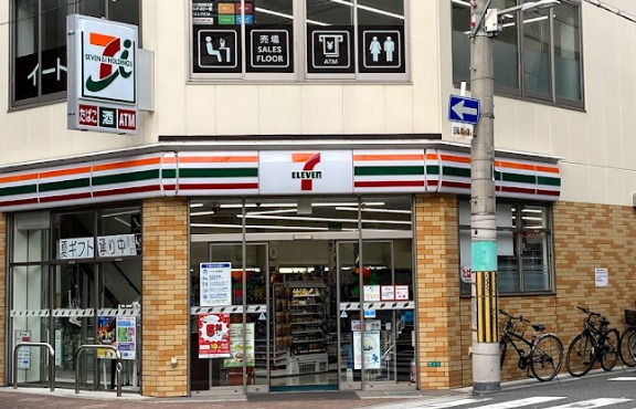 コンビニ　セブンイレブン 大阪日本橋東3丁目店（コンビニ）まで70m