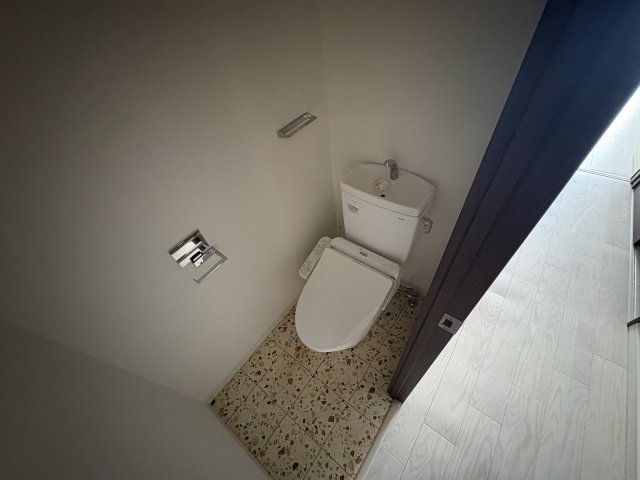 トイレ　落ち着いた色調のトイレです